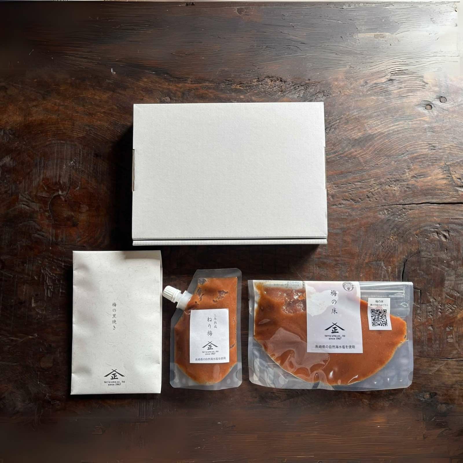 梅の黒焼き 30g・詰め替え用1個と梅の床1個とねり梅100g1個 郵便受け